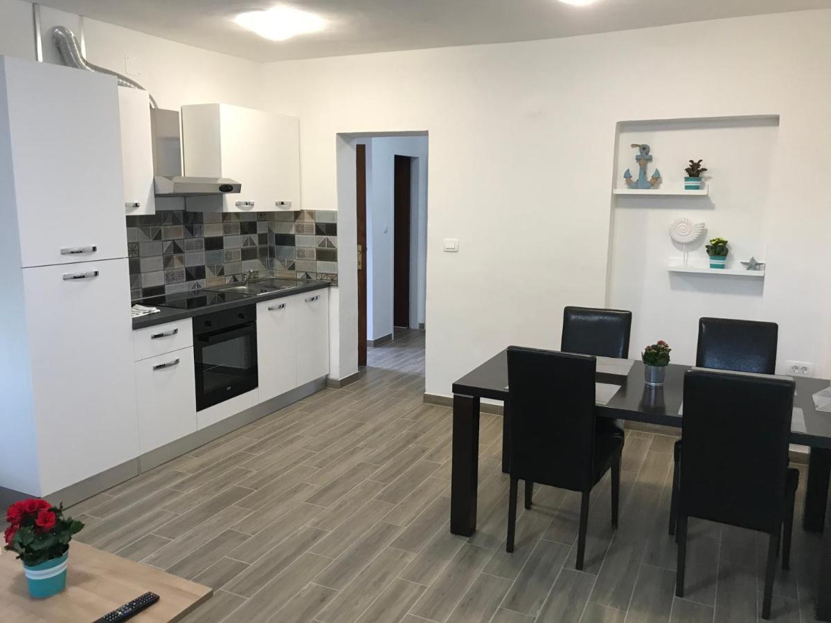 Apartments Lena Baška Eksteriør bilde